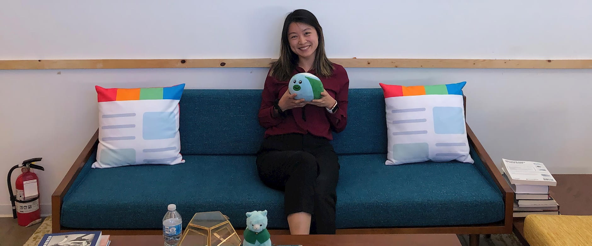 Helen Wu posing on a couch at SmartNews
